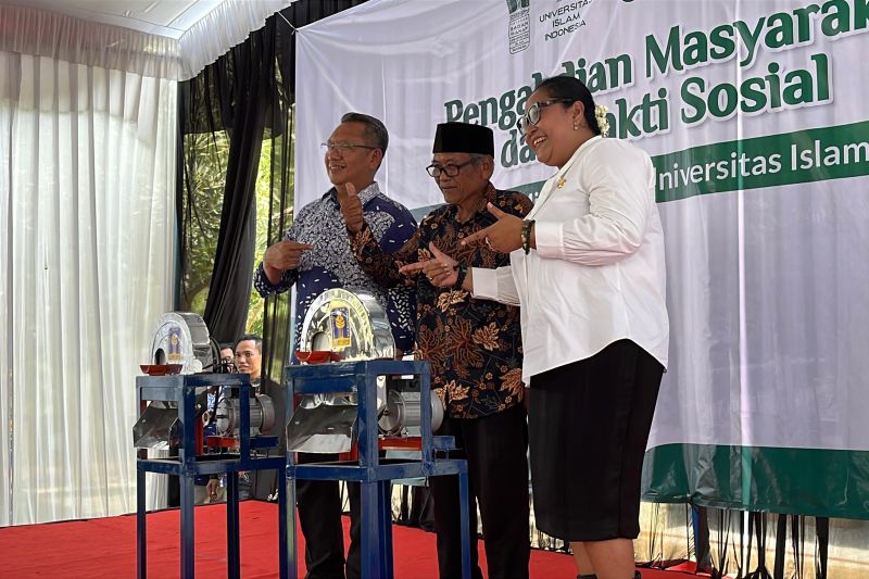 UII berikan bantuan mesin pencacah pisang untuk UMKM Gunungkidul