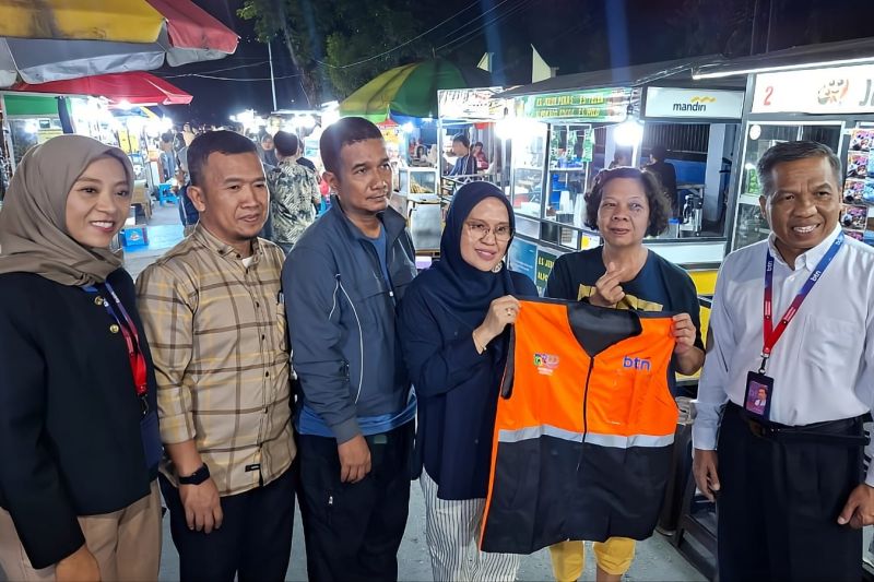 Pemkot Palu bagikan rompi identitas untuk percepat digitalisasi UMKM