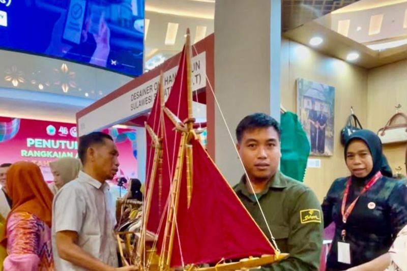 Gubernur Sulsel apresiasi miniatur Pinisi karya UMKM Bulukumba