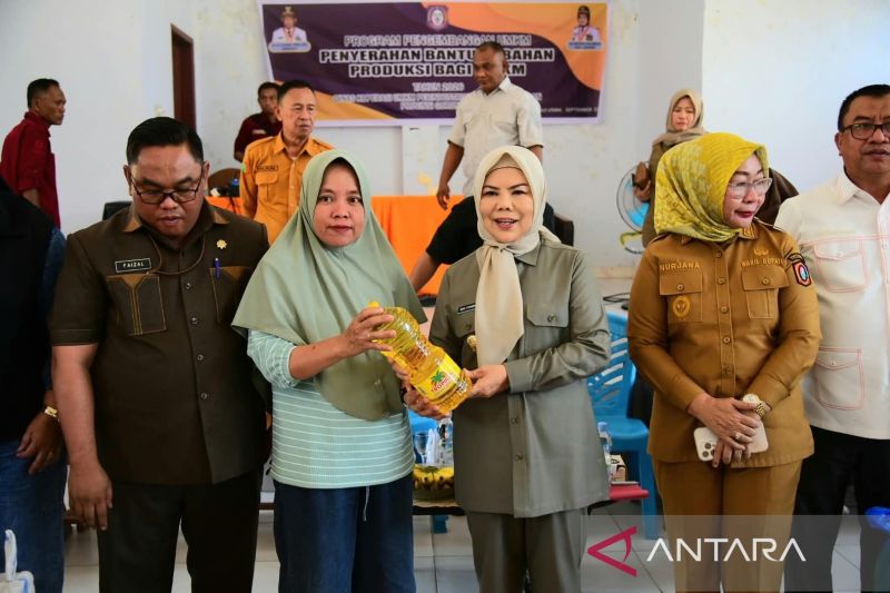 Pemprov Gorontalo salurkan bantuan produksi untuk 105 UMKM