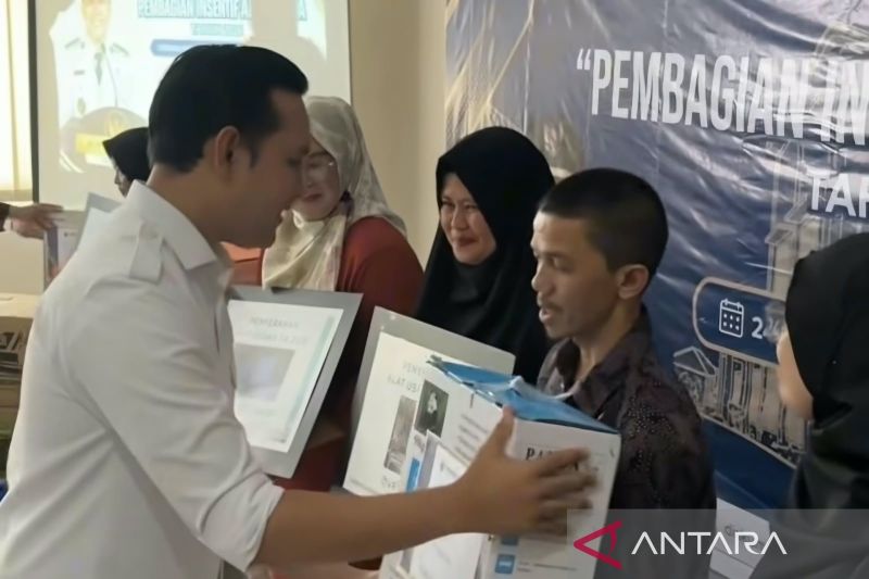 Pemkab Cianjur serahkan bantuan alat untuk 400 pelaku UMKM